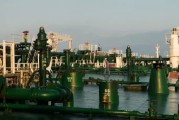 事业辉煌国际油价周二收高 地缘政治担忧与美元走弱双重支撑